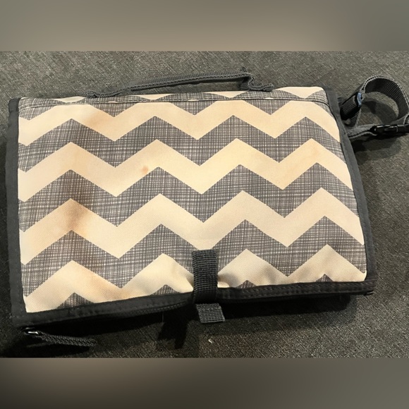 Skip Hop - Portable Changing Pad Pronto Clutch Baby / Infant Diaper Wipes Holder - Picture 4 of 13